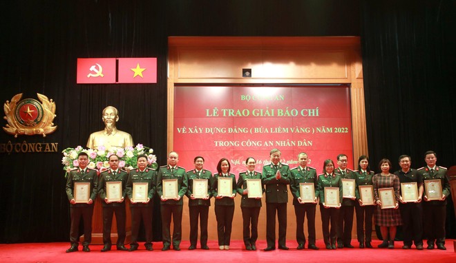 Bộ Công an trao giải các tác phẩm xuất sắc dự thi Giải Búa liềm vàng năm 2022 trong Công an nhân dân